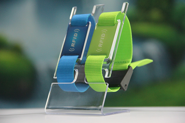 選購嬰兒松緊腕帶圍兜要注意哪些 選購嬰兒松緊腕帶圍兜要注意哪些